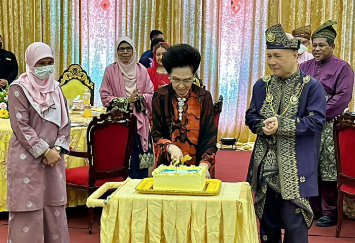 Tuanku Tengku Fauziah berkenan memotong kek pada majlis Malam Menjunjung Kasih DYMM Tuanku Raja Perlis dan DYMM Tuanku Raja Perempuan Perlis Tahun 2023 anjuran HTF di Mes Pegawai Kanan Polis di Jalan Raja Muda, Kangar.