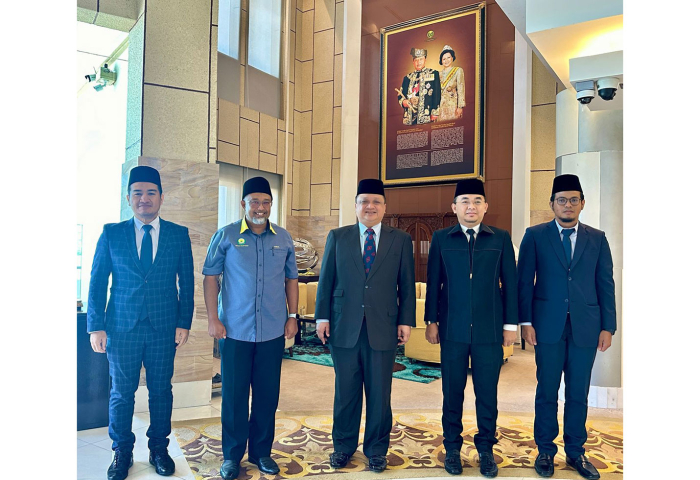  Tuanku Syed Faizuddin Putra berkenan bergambar dengan barisan kepimpinan MAYC selepas majlis sembah mengadap di Galeri Diraja Arau.