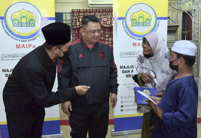  Tuanku Syed Faizuddin Putra berkenan berbual dengan nenek dan adik lelaki yang mewakili Nur Hidayyatul Akkma semasa menerima Anugerah Ikon Didik Asnaf MAIPs 2023 di Masjid Putra, Simpang Empat, Perlis baru-baru ini. - Gambar Ihsan MAIPs