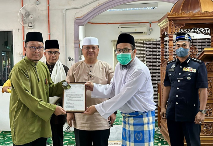  Tuanku Syed Faizuddin Putra berkenan menyaksikan Najmuddin Abdul Karim (kiri) menyerahkan &#039;Surat Kebenaran Pengimarahan&#039; Masjid kepada Muhammad Firdaus Haron di Masjid Jabal A’la. Kampung Melayu, Kaki Bukit.