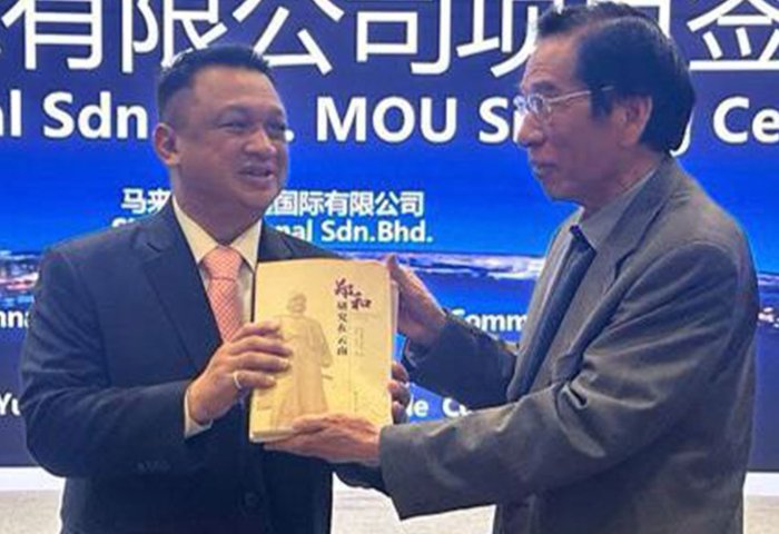 Raja Muda dipersembah buku karya Profesor Dr. Gao Fayuan di Kunming