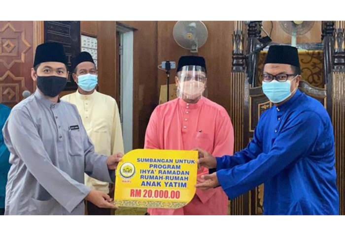 TUANKU Syed Faizuddin Putra Jamalullail (tengah) menyaksikan penyerahan sumbangan MAIPS sebanyak RM20,000 kepada empat buah Rumah Kebajikan Anak Yatim di Masjid Negeri Arau, Perlis, hari ini.