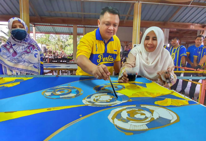  Tuanku Syed Faizuddin Putra berkenan mewarna lukisan batik di Batik Inderawasih, Kampung Ngulang sempena program Kayuhan MAIPs Peduli kali ke-7 2024, petang semalam.
