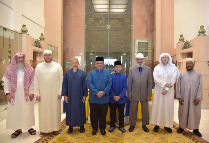  Tuanku Syed Faizuddin Putra dan Syed Sirajuddin Areeb Putra berkenan bergambar dengan enam penceramah antarabangsa PISC 2024 yang diraikan pada majlis santapan tengah hari di Galeri DiRaja Arau.