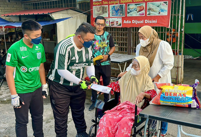  Tuanku Syed Faizuddin Putra berkenan mengurniakan sumbangan MAIPs kepada salah seorang asnaf sambil diperhati anakanda Baginda, Syed Sirajuddin Areeb Putra pada program Kayuhan MAIPs Peduli di sekitar Tambun Tulang, Arau.