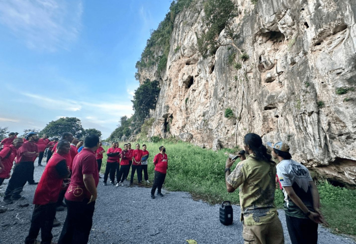 TUANKU Syed Faizuddin Putra Jamalullail berkenan singgah melawat kawasan ‘Bukit Keteri West Climbing’ yang merupakan salah satu tumpuan peminat sukan ‘rock climbing’ dari seluruh pelusuk dunia dan bertaraf antarabangsa.- UTUSAN