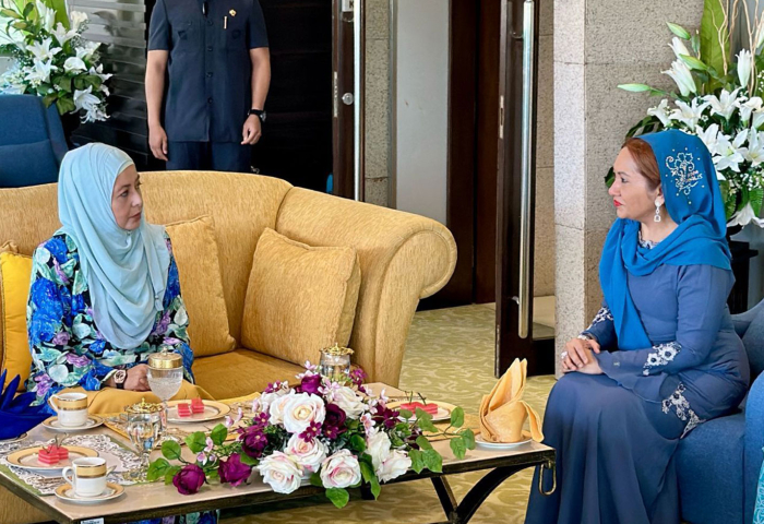  Raja Zarith Sofiah Sultan Idris Shah berkenan berbual dengan Tuanku Dr Hajah Lailatul Shahreen selepas disambut keberangkatan tiba di Lapangan Terbang Sultan Abdul Halim Alor Setar, pagi ini.
