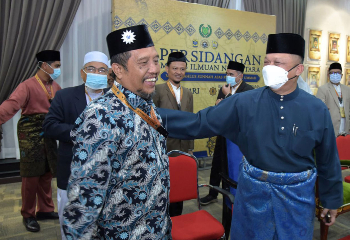  Tuanku Syed Faizuddin Putra berkenan berbual dengan wakil dari Indonesia semasa berangkat merasmikan Persidangan Majlis Ilmuan Nusantara (MIN) Kali Pertama 2024 di Bilik Mesyuarat Utama, Kompleks Pentadbiran Kerajaan Negeri Perlis, Kangar.